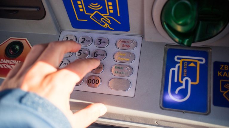 Ile pieniędzy można wypłacić z bankomatu