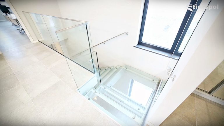 Doskonale zaprojektowane schody drewniano szklane