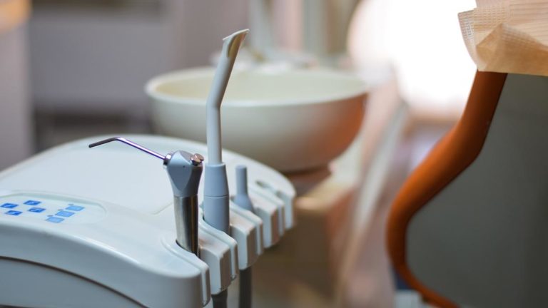 Czym cechują się niewidoczne aparaty ortodontyczne?