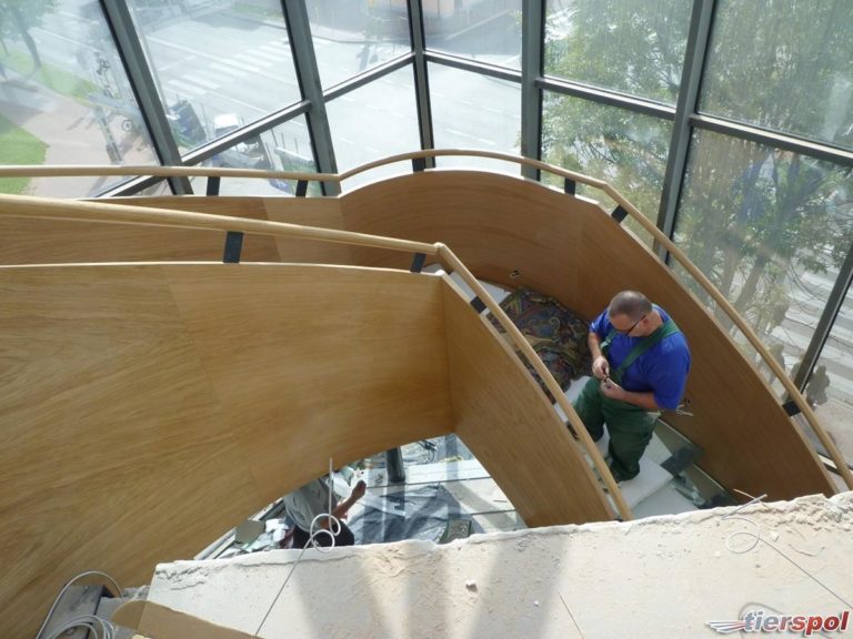 Czy warto budować schody ze szkła?