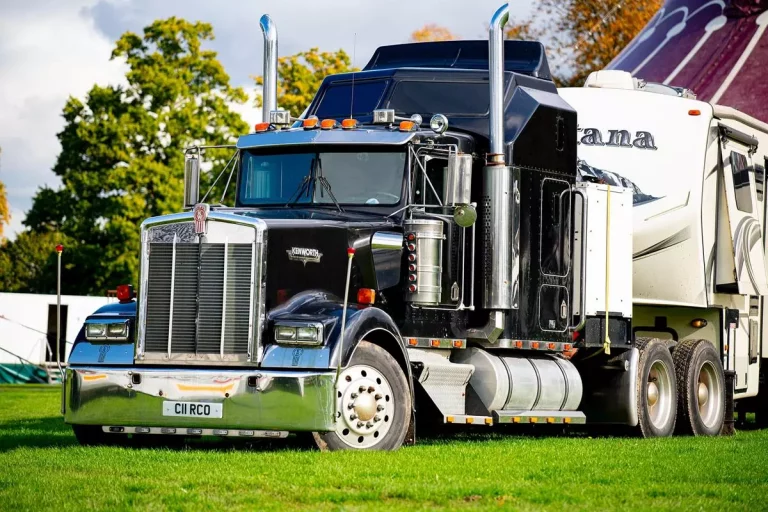 Skorzystaj z Wynajmu Plandek Truck Care: Twoje Rozwiązanie Transportowe